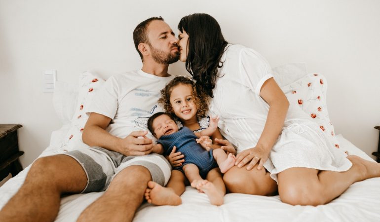 Sådan klarer du dig som forældre på et budget